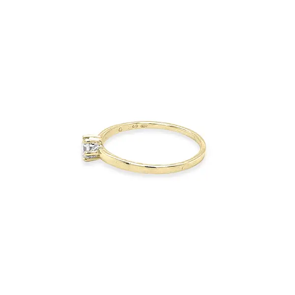 Verlobungsring aus Gold mit Diamant