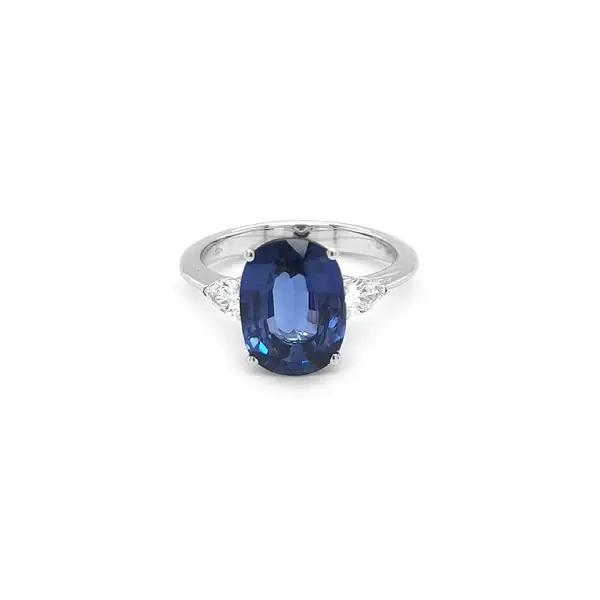 Verlobungsring aus Gold mit Saphiren und Diamanten