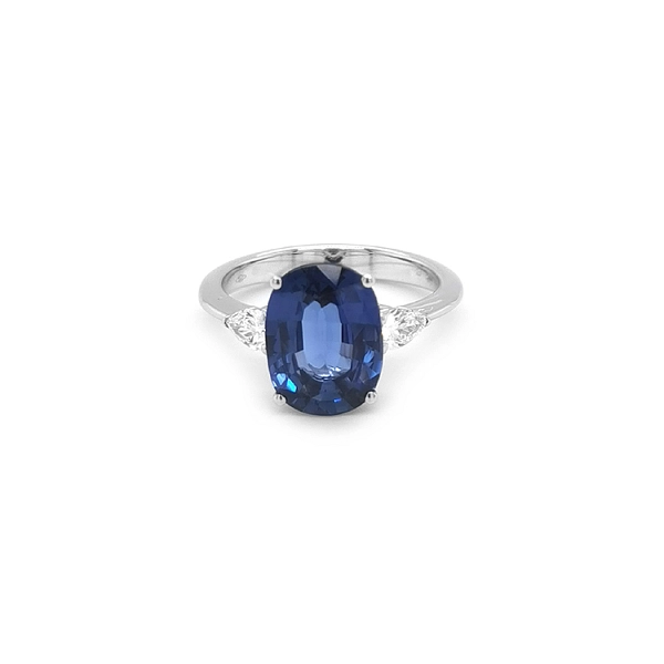 Verlobungsring aus Gold mit Saphiren und Diamanten
