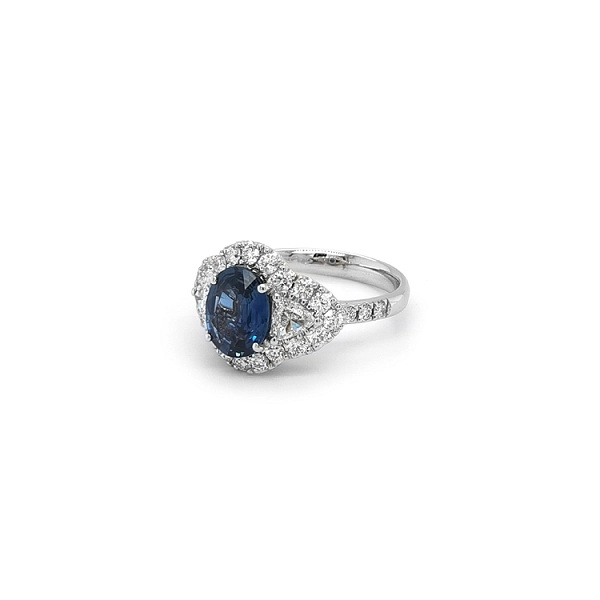 Goldring mit Saphir und Diamanten