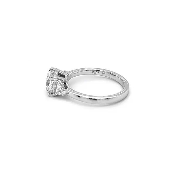 Verlobungsring aus Gold mit Diamanten