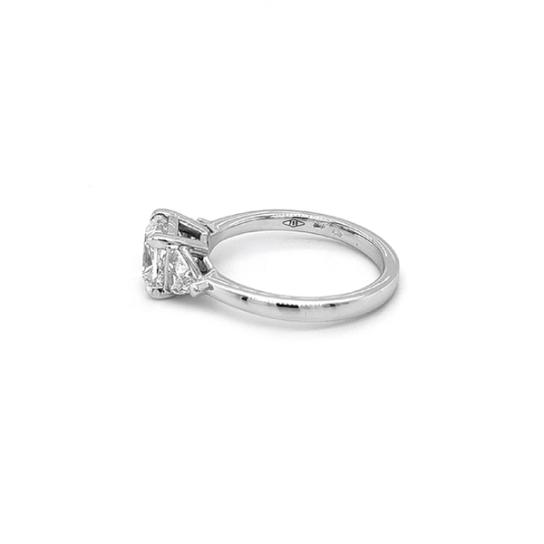 Verlobungsring aus Gold mit Diamanten