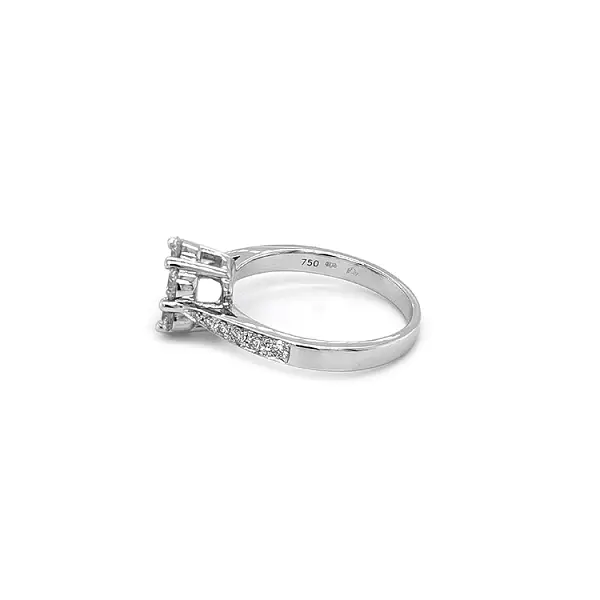 Goldring mit Diamanten