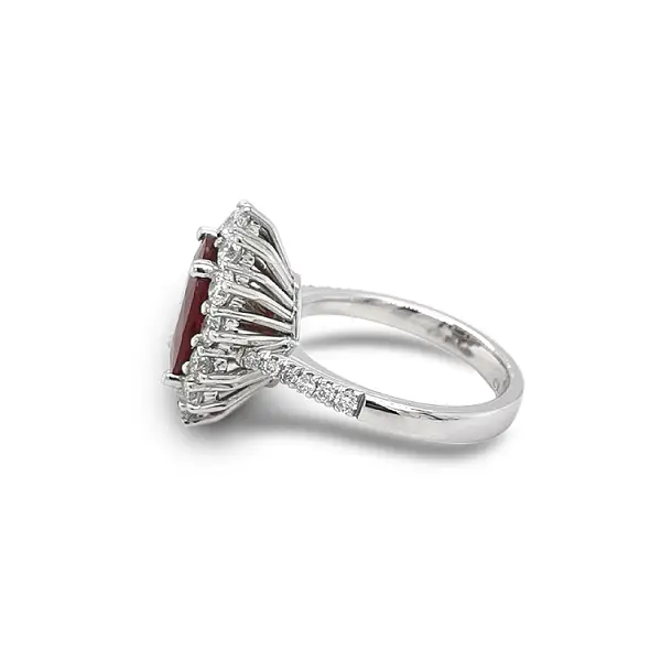 Goldring mit Rubin und Diamanten