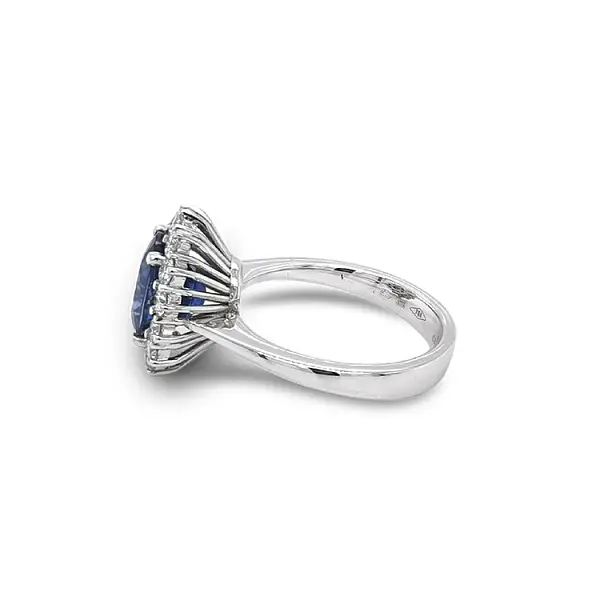 Goldring mit Saphir und Diamanten