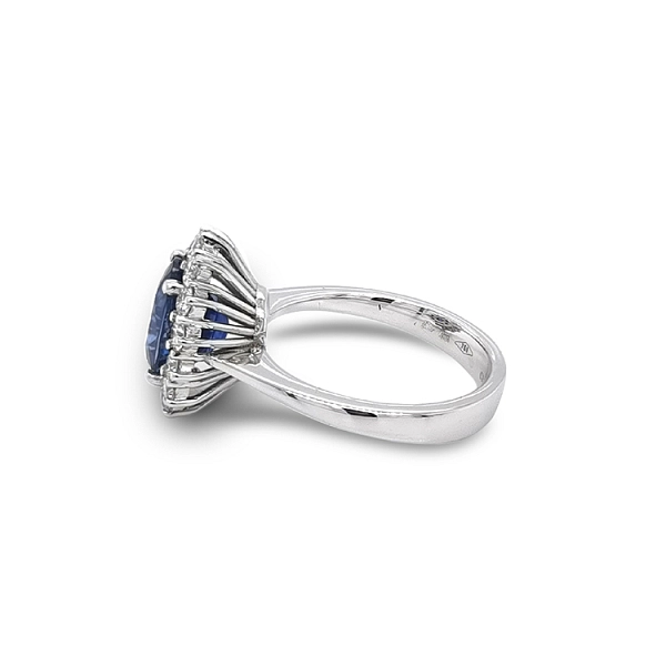 Goldring mit Saphir und Diamanten
