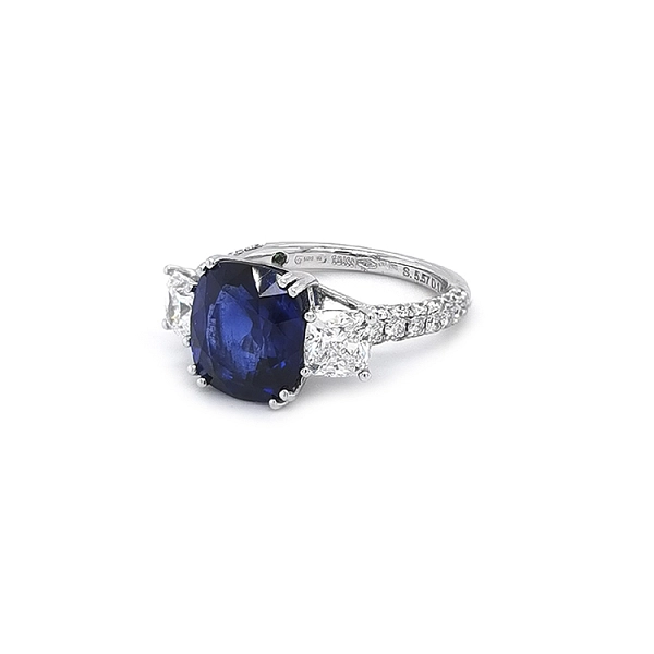 Goldring mit Saphir und Diamanten