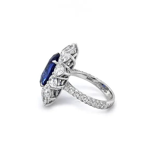 Goldring mit Saphir und Diamanten