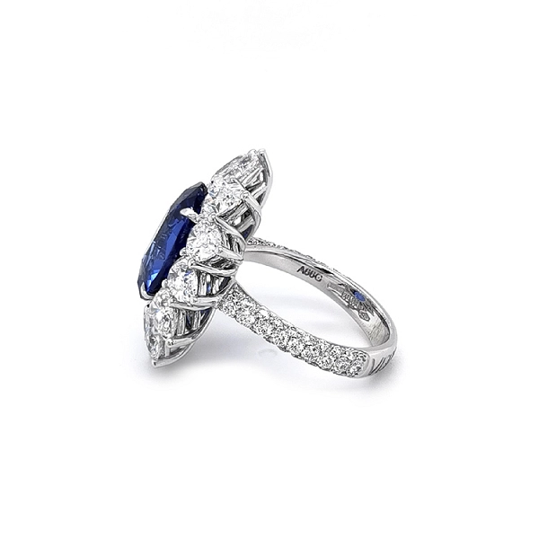 Goldring mit Saphir und Diamanten
