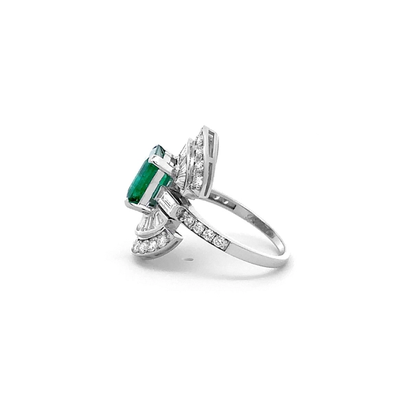 Goldring mit Smaragd und Diamanten