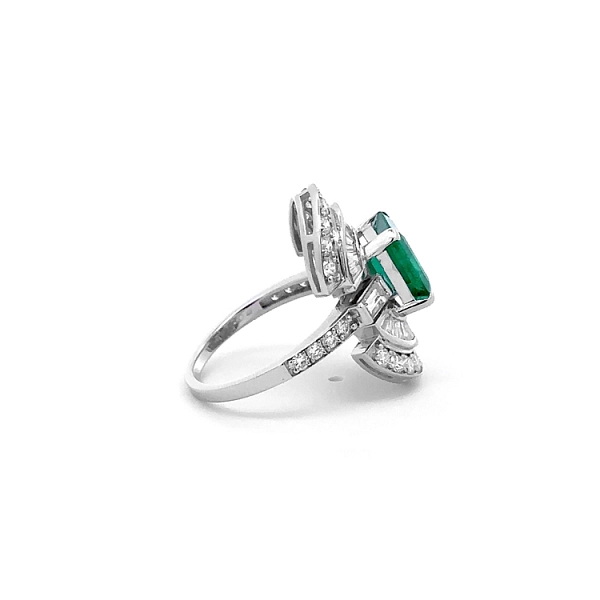 Goldring mit Smaragd und Diamanten