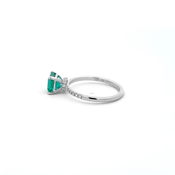 Goldring mit Smaragd und Diamanten
