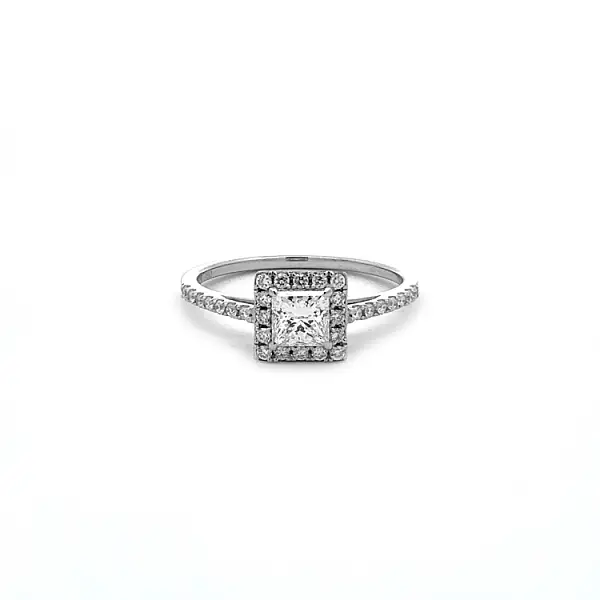 Verlobungsring aus Gold mit Diamanten