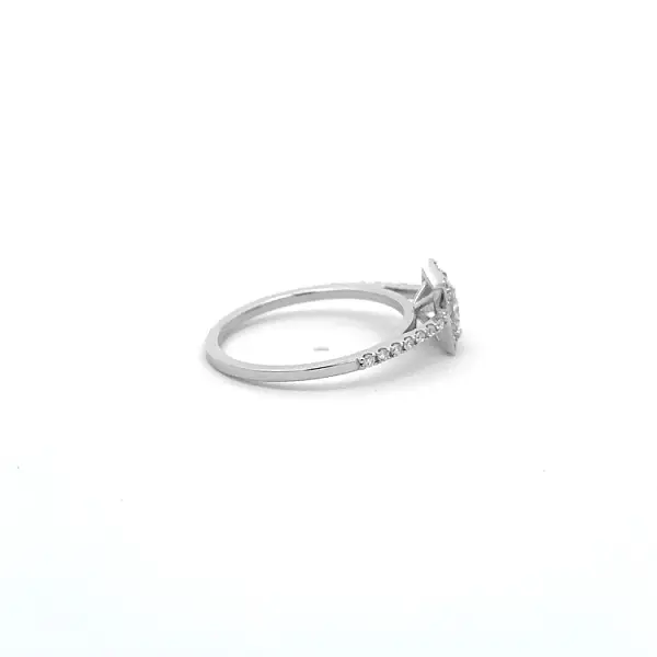 Verlobungsring aus Gold mit Diamanten