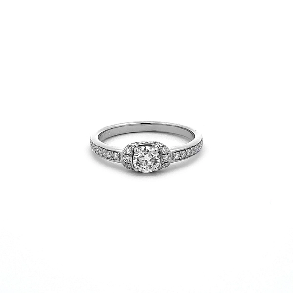 Verlobungsring aus Gold mit Diamanten