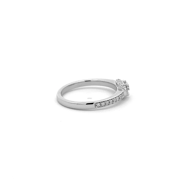 Goldring mit Diamanten