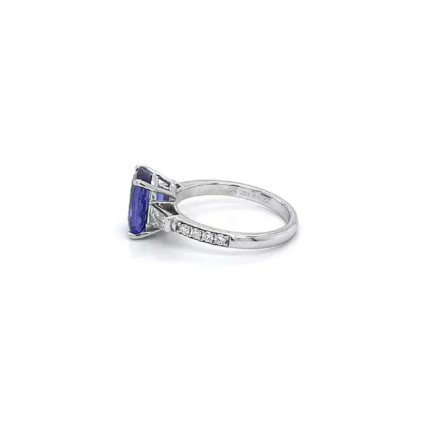 Goldring mit Tansanit und Diamanten