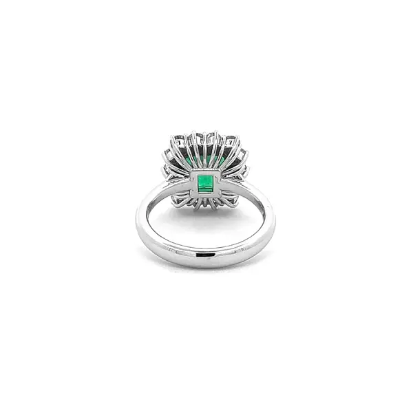 Goldring mit Smaragd und Diamanten