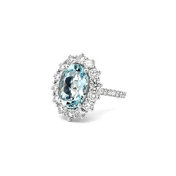Goldener Aquamarin- und Diamantring