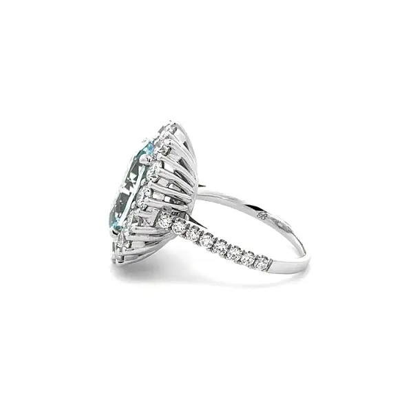 Goldener Aquamarin- und Diamantring
