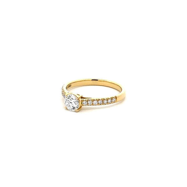 Verlobungsring aus Gold mit Diamanten