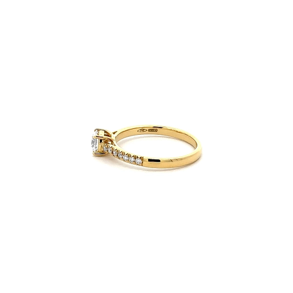 Verlobungsring aus Gold mit Diamanten