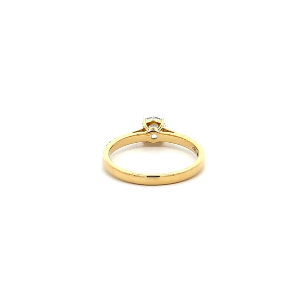 Verlobungsring aus Gold mit Diamanten