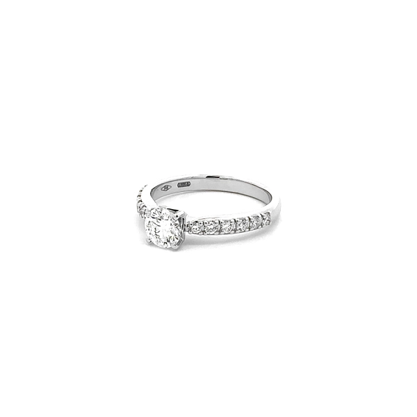 Verlobungsring aus Gold mit Diamanten