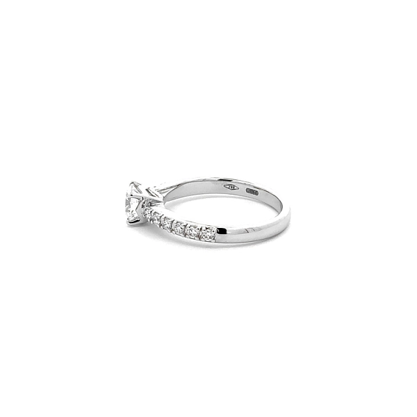Verlobungsring aus Gold mit Diamanten