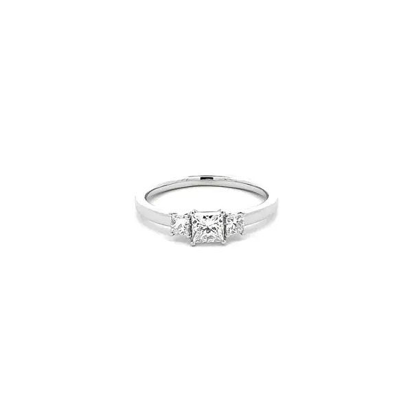 Verlobungsring aus Gold mit Diamanten