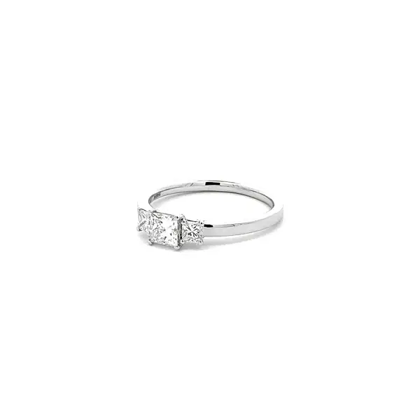 Verlobungsring aus Gold mit Diamanten