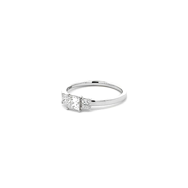 Verlobungsring aus Gold mit Diamanten
