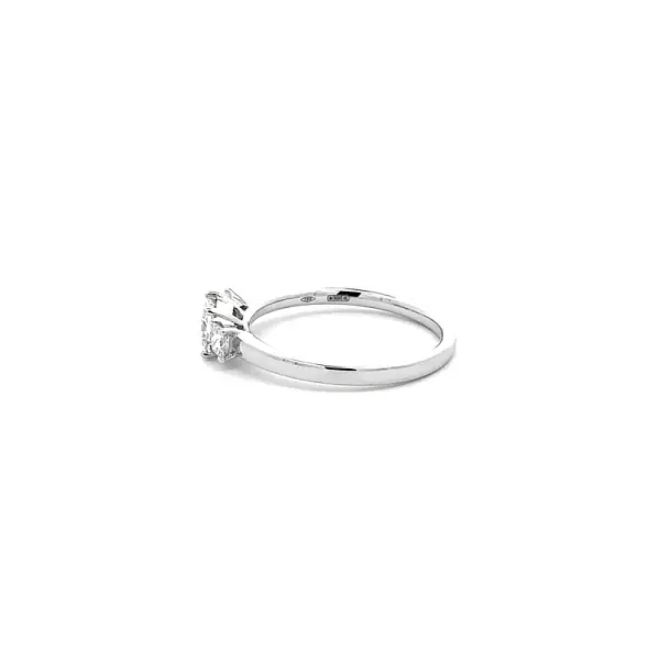 Verlobungsring aus Gold mit Diamanten
