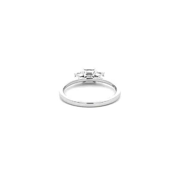 Verlobungsring aus Gold mit Diamanten