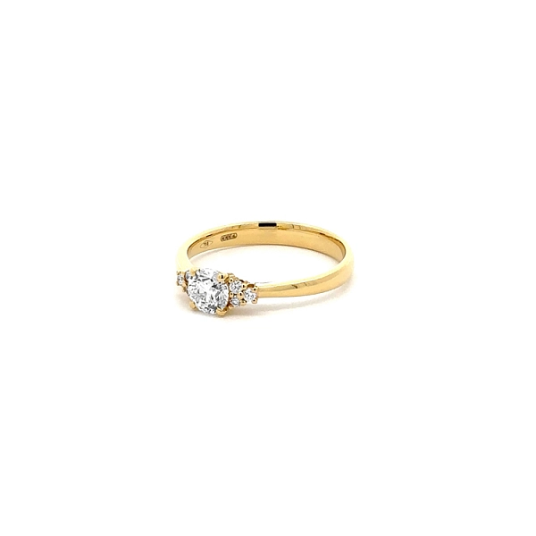 Verlobungsring aus Gold mit Diamanten