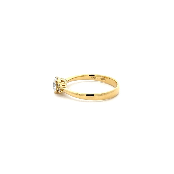 Verlobungsring aus Gold mit Diamanten