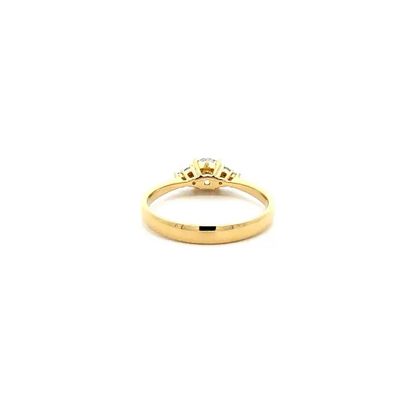 Verlobungsring aus Gold mit Diamanten