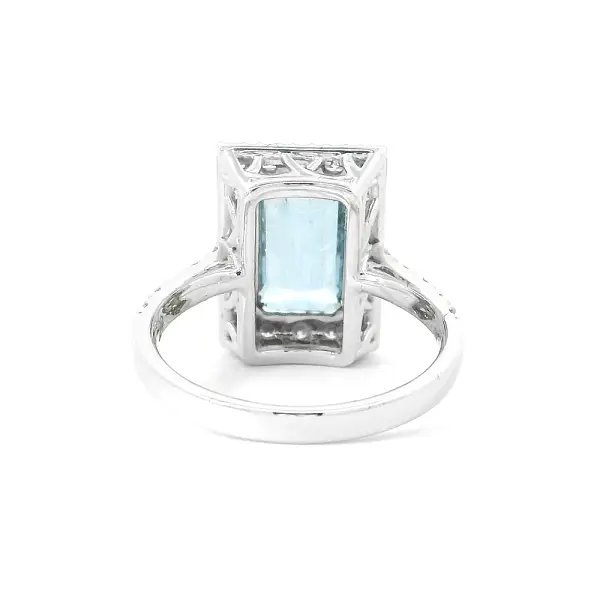Harmonie aus Aquamarin und Diamanten in luxuriösem Weißgold