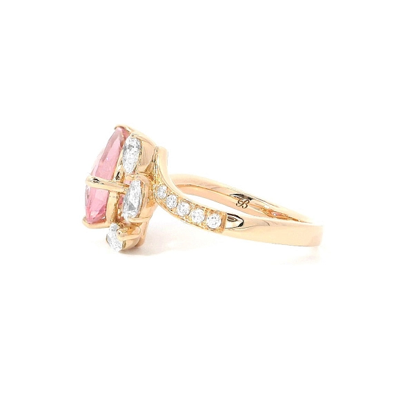 Tropfenförmiger Ring aus rosa Turmalin mit funkelnden Diamanten