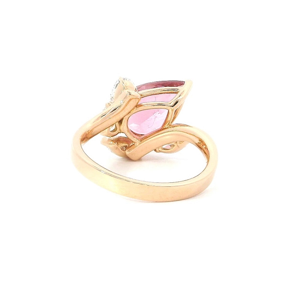 Tropfenförmiger Ring aus rosa Turmalin mit funkelnden Diamanten