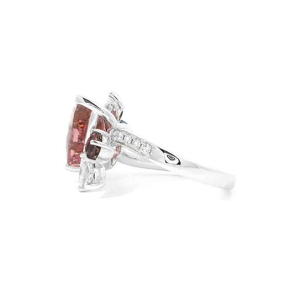 Eleganter Schmuck mit rosa Turmalin, Saphiren und funkelnden Diamanten