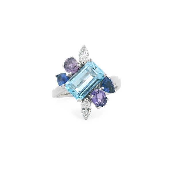 Ring mit Aquamarin, Saphiren und Diamanten in luxuriösem Design