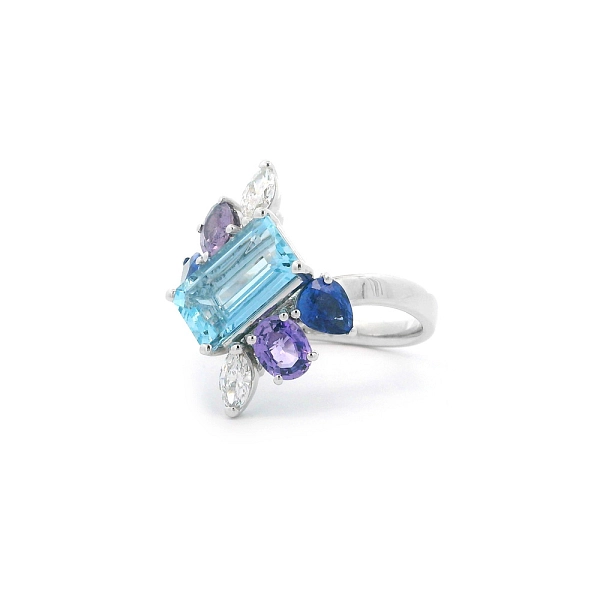 Ring mit Aquamarin, Saphiren und Diamanten in luxuriösem Design
