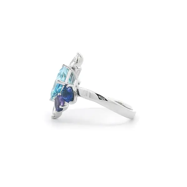 Ring mit Aquamarin, Saphiren und Diamanten in luxuriösem Design