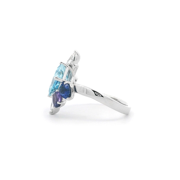 Ring mit Aquamarin, Saphiren und Diamanten in luxuriösem Design