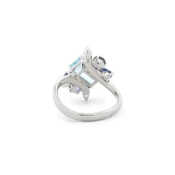 Ring mit Aquamarin, Saphiren und Diamanten in luxuriösem Design
