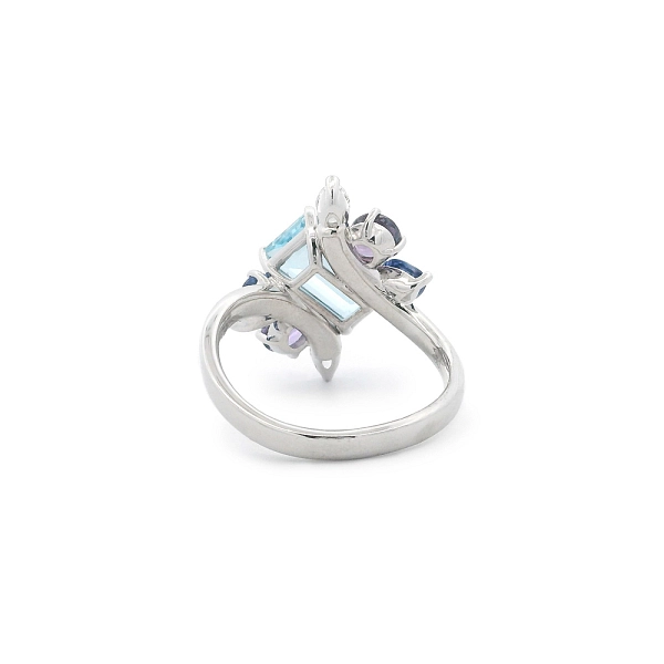 Ring mit Aquamarin, Saphiren und Diamanten in luxuriösem Design