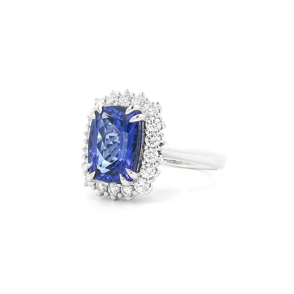 Luxusring mit Tansanit, umgeben von Diamanten in Weißgold