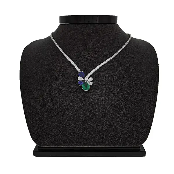 Gold-Halskette mit farbigen Edelsteinen