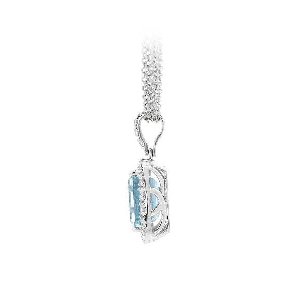 Funkelnder Aquamarin umgeben von Diamanten in Luxusschmuck